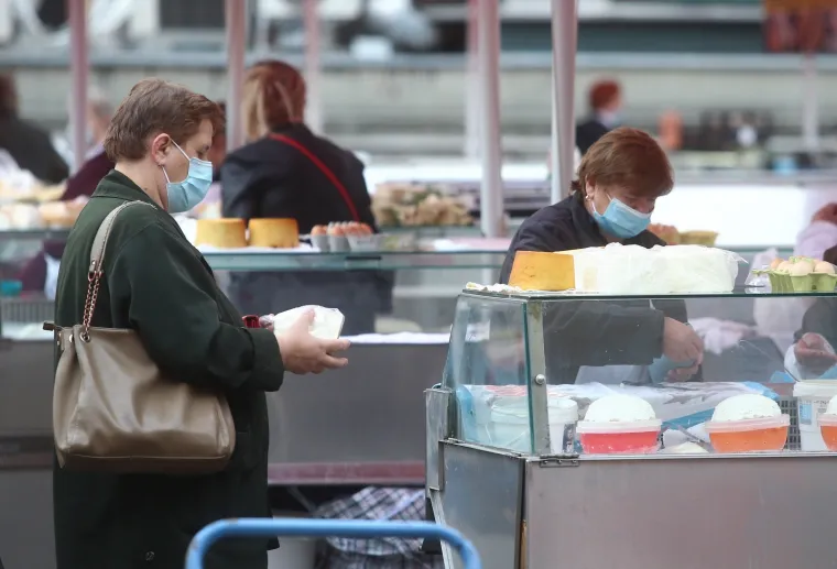 02.04.2021., Zagreb - Na Veliki petak stanovnici posjećuju tržnicu Dolac i ribarnicu kako bi nabavili sve potrebno za Uskrs.
Photo: Matija Habljak/PIXSELL