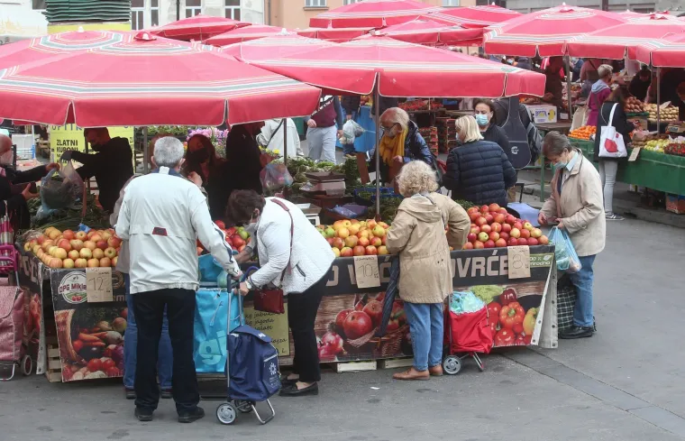 02.04.2021., Zagreb - Na Veliki petak stanovnici posjećuju tržnicu Dolac i ribarnicu kako bi nabavili sve potrebno za Uskrs.
Photo: Matija Habljak/PIXSELL