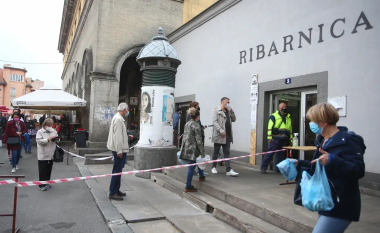 02.04.2021., Zagreb - Na Veliki petak stanovnici posjećuju tržnicu Dolac i ribarnicu kako bi nabavili sve potrebno za Uskrs.
Photo: Matija Habljak/PIXSELL