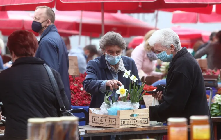 02.04.2021., Zagreb - Na Veliki petak stanovnici posjećuju tržnicu Dolac i ribarnicu kako bi nabavili sve potrebno za Uskrs.
Photo: Matija Habljak/PIXSELL