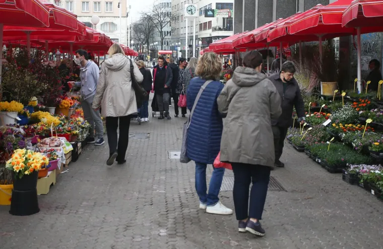 02.04.2021., Zagreb - Na Veliki petak stanovnici posjećuju tržnicu Dolac i ribarnicu kako bi nabavili sve potrebno za Uskrs.
Photo: Matija Habljak/PIXSELL