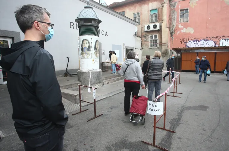 02.04.2021., Zagreb - Na Veliki petak stanovnici posjećuju tržnicu Dolac i ribarnicu kako bi nabavili sve potrebno za Uskrs.
Photo: Matija Habljak/PIXSELL