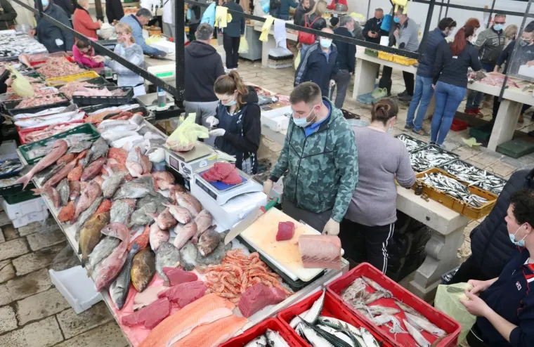 02.04.21., Split - Splicani uranili na trznicu odabrati ribu za rucak iz bogate i raznovrsne ponude. 
Photo:Ivo Cagalj/PIXSELL