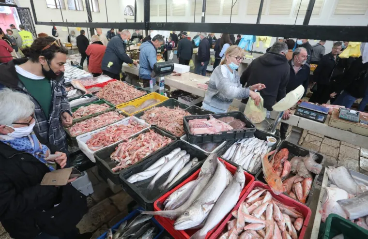 02.04.21., Split - Splicani uranili na trznicu odabrati ribu za rucak iz bogate i raznovrsne ponude. 
Photo:Ivo Cagalj/PIXSELL