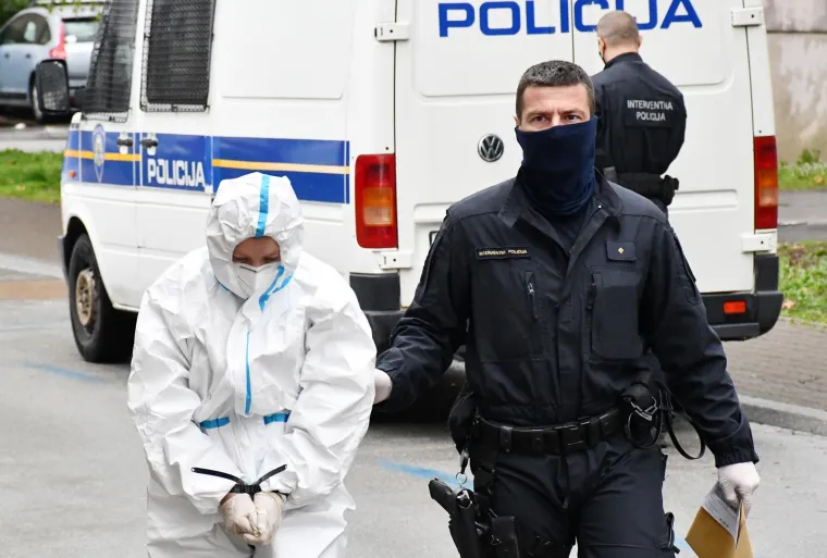 Čeka se odluka o istražnom zatvoru: Majka pretučene djevojčice u lisicama privedena na ispitivanje