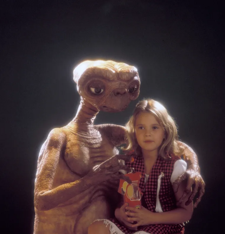 Jedna od rijetkih posrnulih dječjih zvijezda koja je uspjela vratiti karijeru na noge je Drew Barrymore. Stekla je planetarnu slavu ulogom u filmu 'E.T.', no to joj je bio prevelik teret. Počela je pušiti sa samo devet godina, a piti s 11. Njen otac John bio je alkoholičar, a nakon što je napustio obitelj koristio je malenu Drew i njenu slavu kako bi ulazio u najpoznatije njujorške klubove.
Kokain je konzumirala sa samo 13 godina, a godinu dana kasnije pokušala se ubiti.
Ubrzo nakon toga otišla je na rehabilitaciju i preokrenula život nabolje. Danas je uspješna glumica i majka dvoje djece.