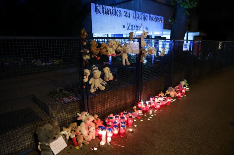 Građani su preminuloj djevojčici ostavljali pli&scaron;ane igračke ispred bolnice