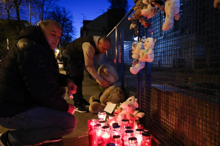 Građani su preminuloj djevojčici ostavljali pli&scaron;ane igračke ispred bolnice