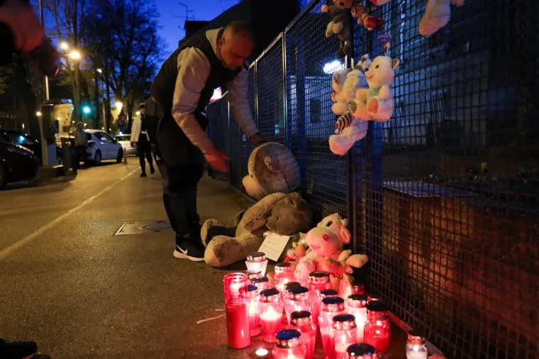 Građani su preminuloj djevojčici ostavljali pli&scaron;ane igračke ispred bolnice