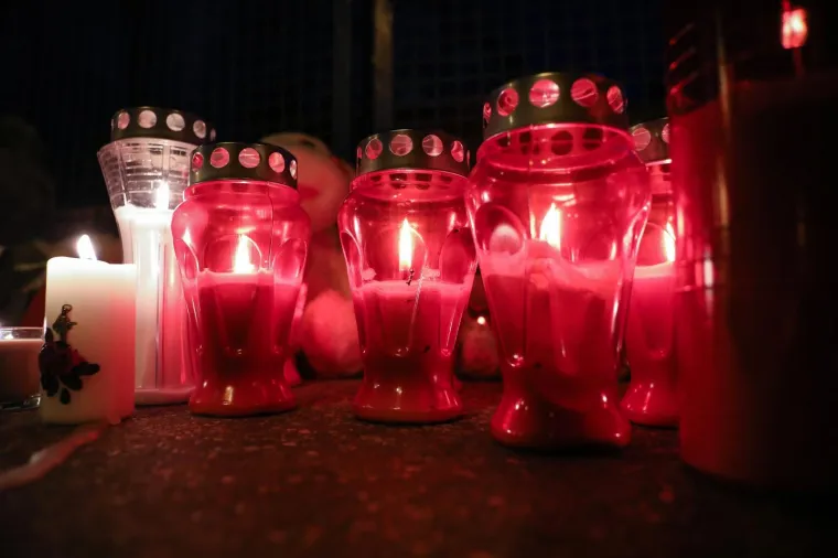 Građani su preminuloj djevojčici ostavljali pli&scaron;ane igračke ispred bolnice