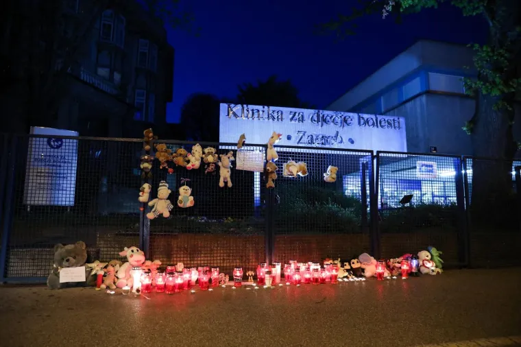 Građani su preminuloj djevojčici ostavljali pli&scaron;ane igračke ispred bolnice