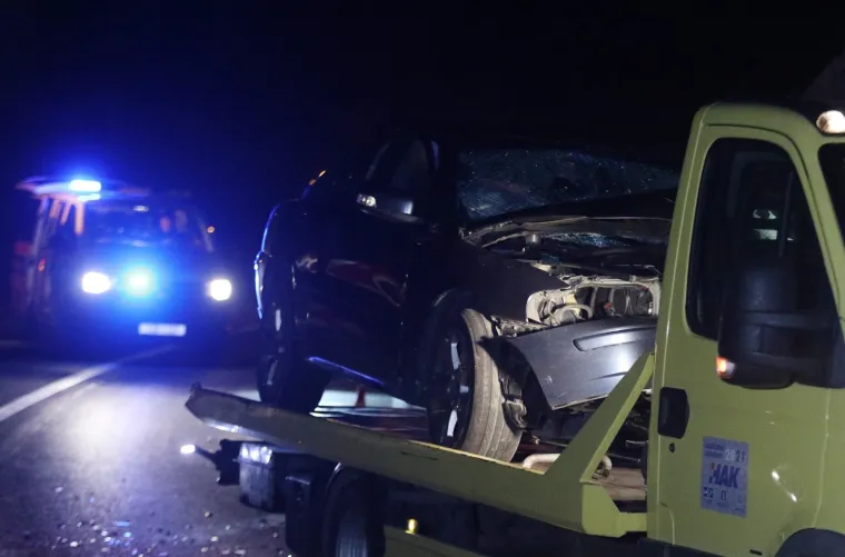 Vi&scaron;e je osoba ozlijeđeno u prometnoj nesreći koja se dogodila nedugo nakon 19 sati na magistrali kod Podina u &Scaron;ibeniku. Na intervenciju su upućeni tim hitne medicinske pomoći, policija i vatrogasno vozilo.