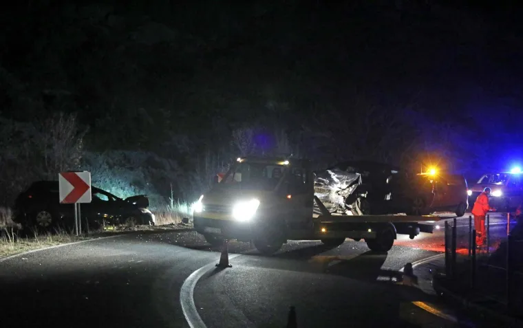 Vi&scaron;e je osoba ozlijeđeno u prometnoj nesreći koja se dogodila nedugo nakon 19 sati na magistrali kod Podina u &Scaron;ibeniku. Na intervenciju su upućeni tim hitne medicinske pomoći, policija i vatrogasno vozilo.