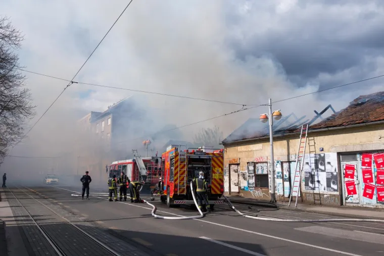 Požar u Zagrebu: Dvojica vatrogasaca ozlijeđena, a promet je bio zatvoren