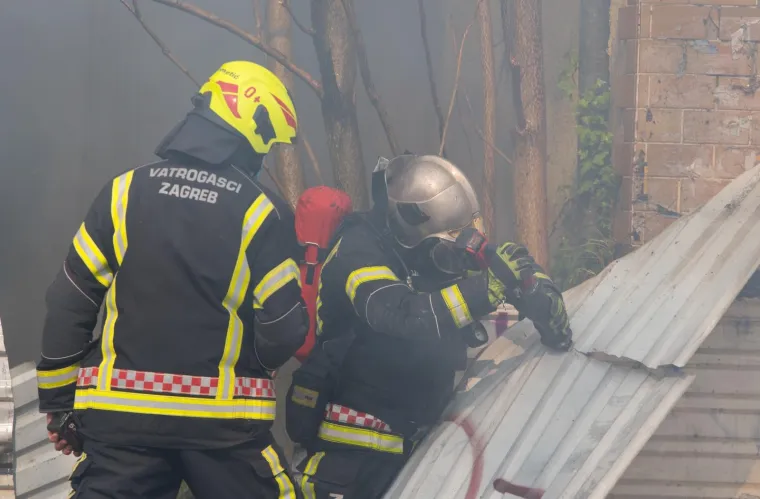 Požar u Zagrebu: Dvojica vatrogasaca ozlijeđena, a promet je bio zatvoren