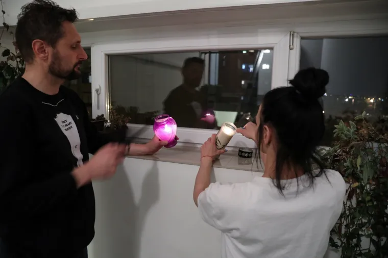 Građani pale svijeće na prozorima za tragično umrlu djevojčicu