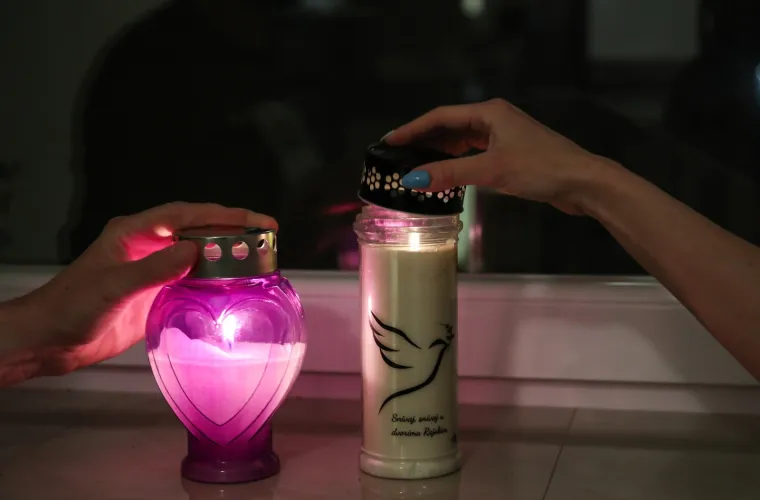 Građani pale svijeće na prozorima za tragično umrlu djevojčicu