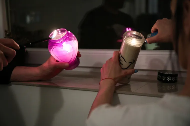 Građani pale svijeće na prozorima za tragično umrlu djevojčicu