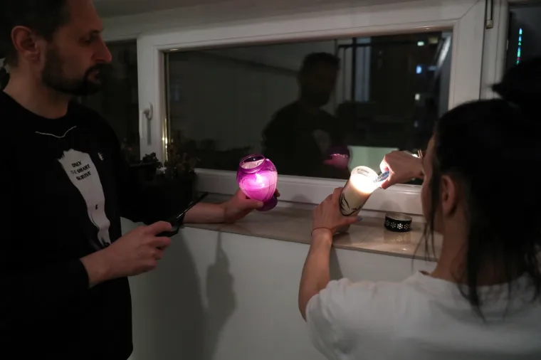 Građani pale svijeće na prozorima za tragično umrlu djevojčicu