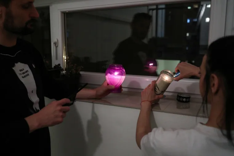 Građani pale svijeće na prozorima za tragično umrlu djevojčicu