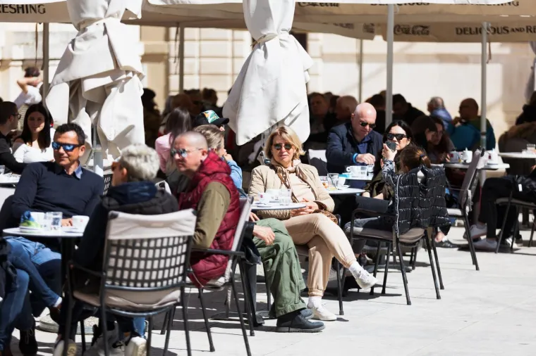 "Maske ni za lijek": U Zadru kao da korona ne postoji