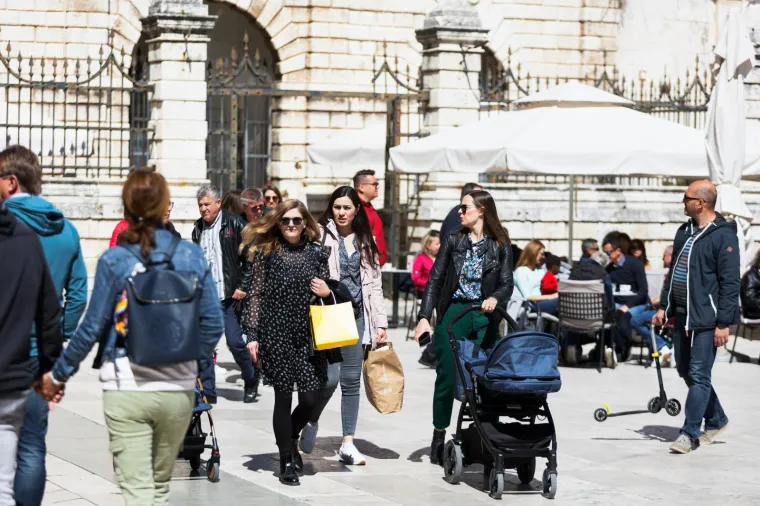"Maske ni za lijek": U Zadru kao da korona ne postoji