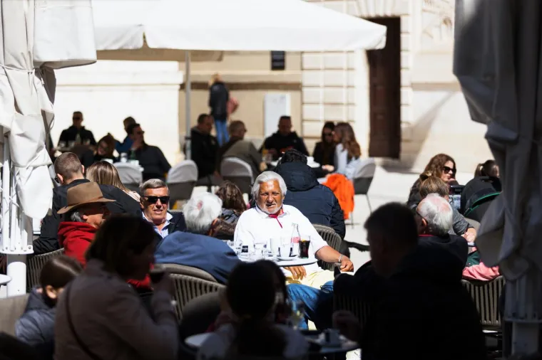 "Maske ni za lijek": U Zadru kao da korona ne postoji