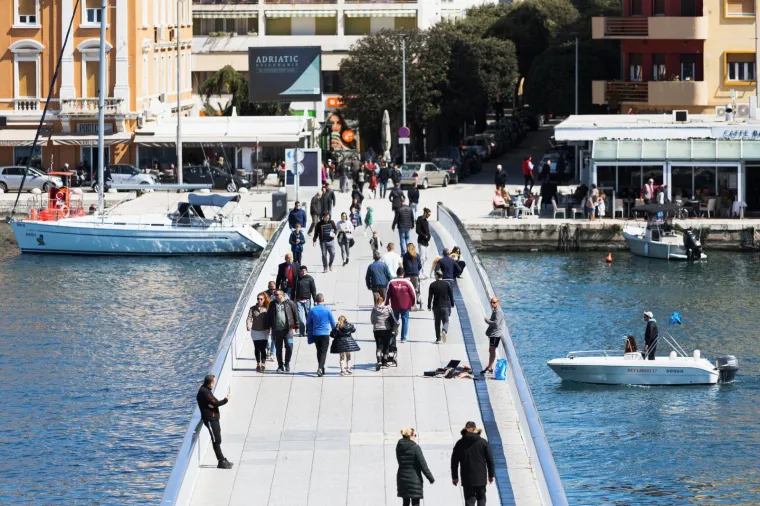 "Maske ni za lijek": U Zadru kao da korona ne postoji