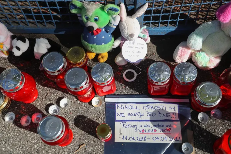 Zagrepčani ostavljaju igračke i pale svijeće pred bolnicom za preminulu djevojčicu