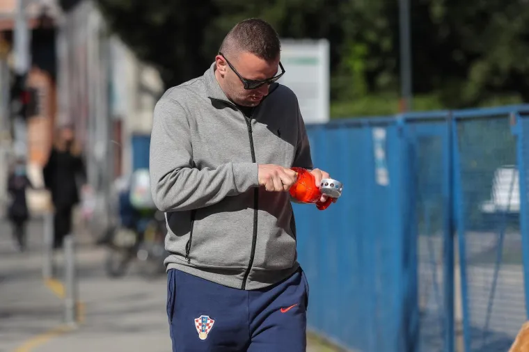 Zagrepčani ostavljaju igračke i pale svijeće pred bolnicom za preminulu djevojčicu