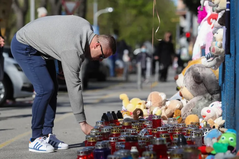 Zagrepčani ostavljaju igračke i pale svijeće pred bolnicom za preminulu djevojčicu