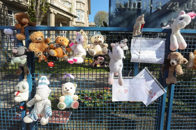 Zagrepčani ostavljaju igračke i pale svijeće pred bolnicom za preminulu djevojčicu