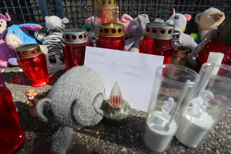 Zagrepčani ostavljaju igračke i pale svijeće pred bolnicom za preminulu djevojčicu