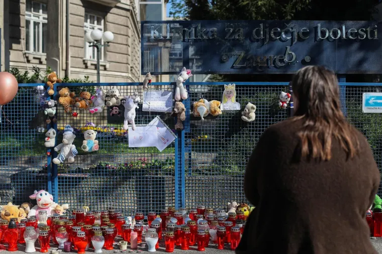 Zagrepčani ostavljaju igračke i pale svijeće pred bolnicom za preminulu djevojčicu