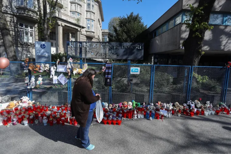 Zagrepčani ostavljaju igračke i pale svijeće pred bolnicom za preminulu djevojčicu