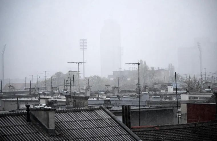 Stigla hladna fronta! U Zagrebu pada snijeg, iz HAK-a poručuju: 'Ne krećite na put bez zimske opreme'