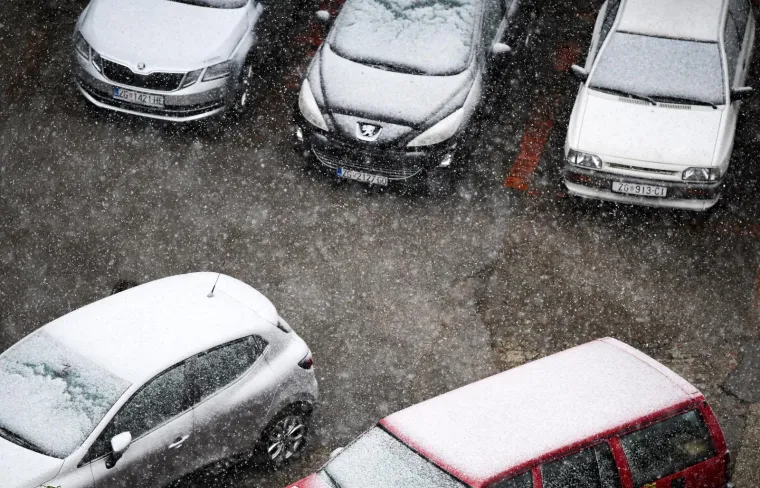 Stigla hladna fronta! U Zagrebu pada snijeg, iz HAK-a poručuju: 'Ne krećite na put bez zimske opreme'