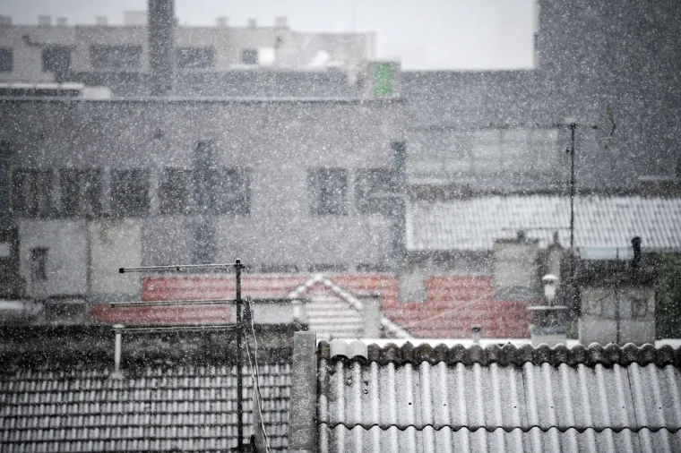 Stigla hladna fronta! U Zagrebu pada snijeg, iz HAK-a poručuju: 'Ne krećite na put bez zimske opreme'