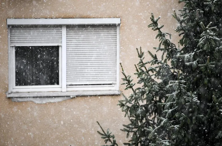 Stigla hladna fronta! U Zagrebu pada snijeg, iz HAK-a poručuju: 'Ne krećite na put bez zimske opreme'
