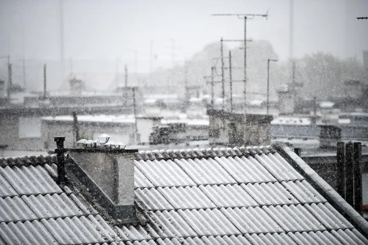 Stigla hladna fronta! U Zagrebu pada snijeg, iz HAK-a poručuju: 'Ne krećite na put bez zimske opreme'