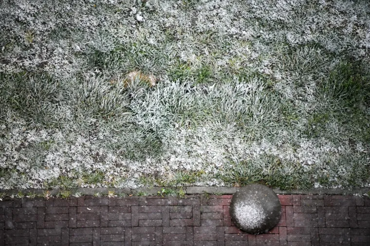 Stigla hladna fronta! U Zagrebu pada snijeg, iz HAK-a poručuju: 'Ne krećite na put bez zimske opreme'