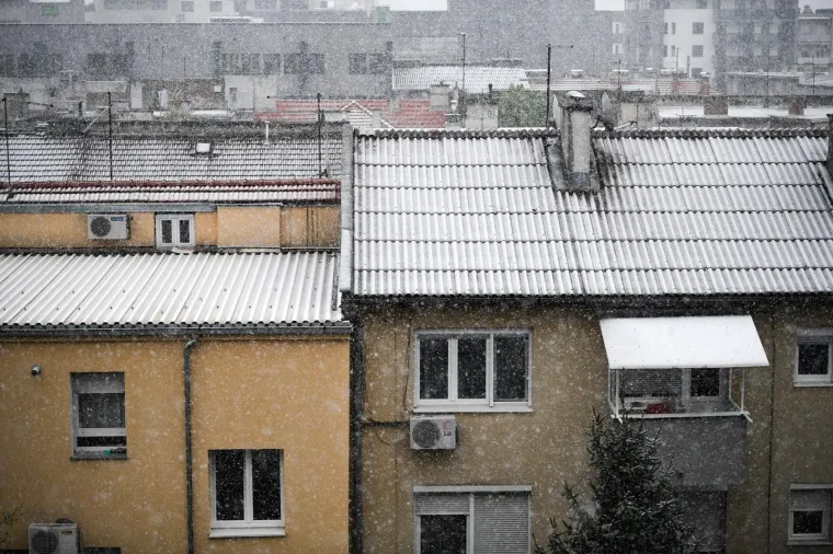 Stigla hladna fronta! U Zagrebu pada snijeg, iz HAK-a poručuju: 'Ne krećite na put bez zimske opreme'