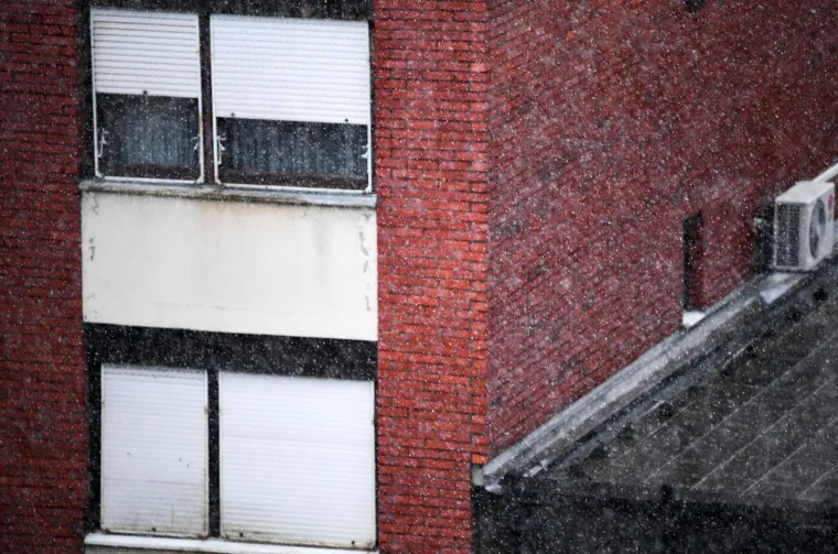 Stigla hladna fronta! U Zagrebu pada snijeg, iz HAK-a poručuju: 'Ne krećite na put bez zimske opreme'