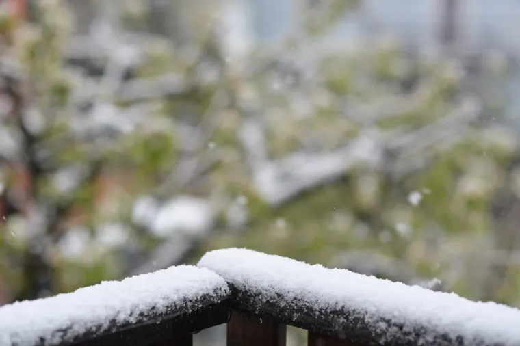 Stigla hladna fronta! U Zagrebu pada snijeg, iz HAK-a poručuju: 'Ne krećite na put bez zimske opreme'