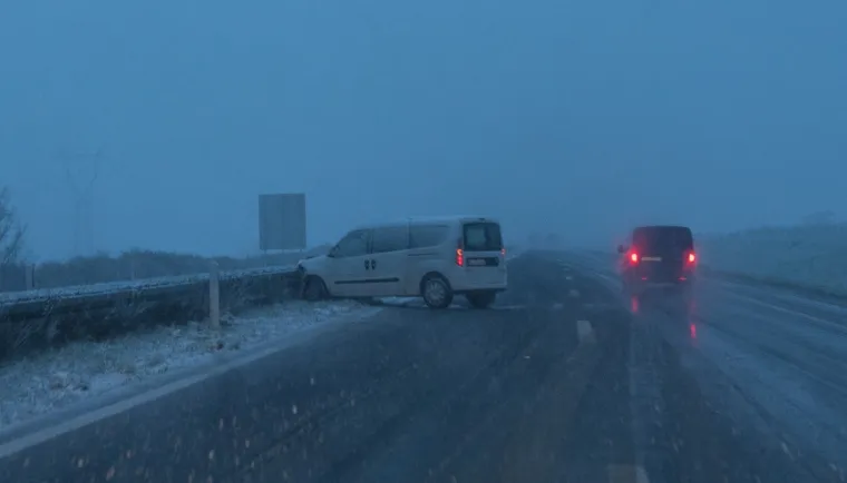 Stigla hladna fronta! U Zagrebu pada snijeg, iz HAK-a poručuju: 'Ne krećite na put bez zimske opreme'
