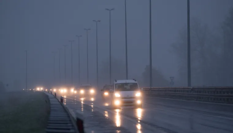 Stigla hladna fronta! U Zagrebu pada snijeg, iz HAK-a poručuju: 'Ne krećite na put bez zimske opreme'