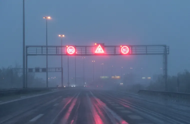 Stigla hladna fronta! U Zagrebu pada snijeg, iz HAK-a poručuju: 'Ne krećite na put bez zimske opreme'