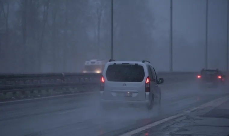 Stigla hladna fronta! U Zagrebu pada snijeg, iz HAK-a poručuju: 'Ne krećite na put bez zimske opreme'