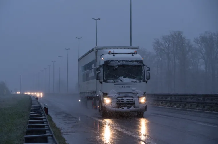 Stigla hladna fronta! U Zagrebu pada snijeg, iz HAK-a poručuju: 'Ne krećite na put bez zimske opreme'