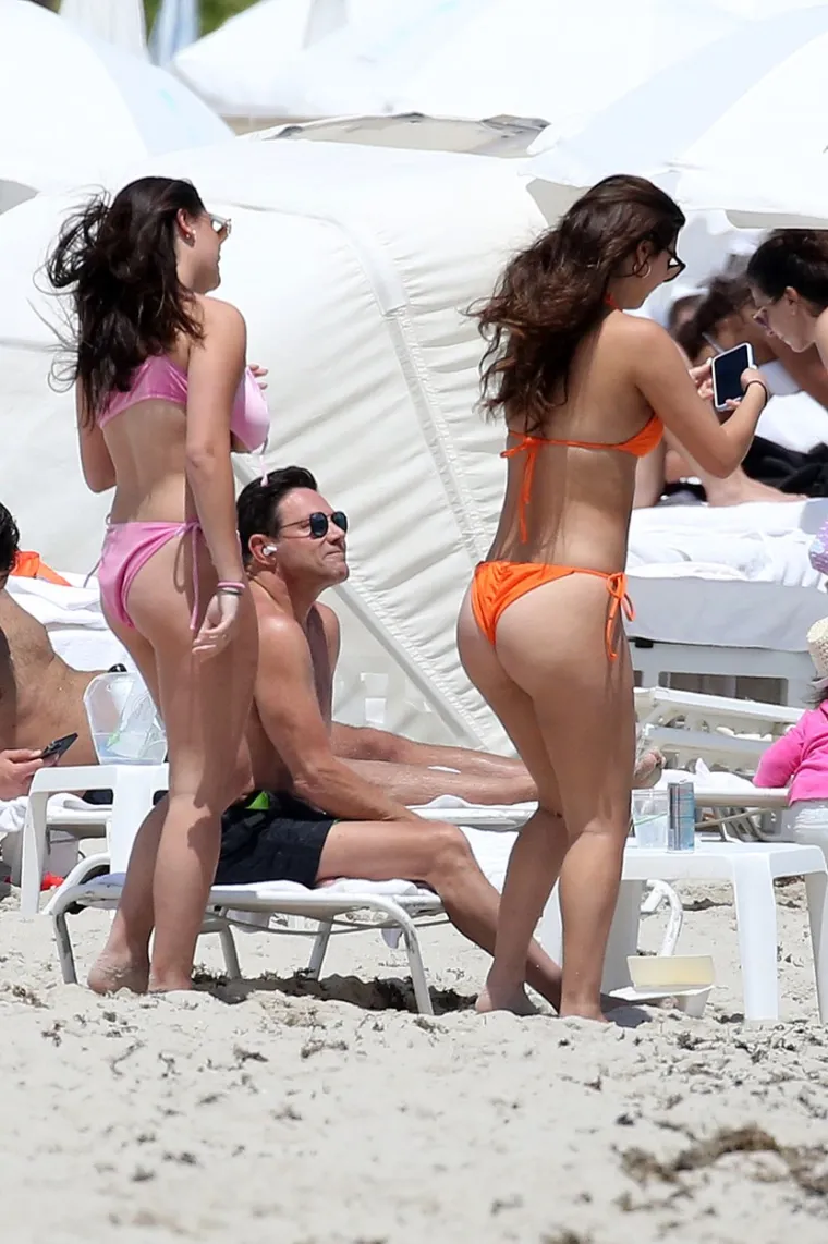 ORIGINALNI VUK S WALL STREETA UŽIVAO U POGLEDU NA SEKSI GUZE: Cijela plaža okretala se za 'bombama' koje su se sunčale s njim
